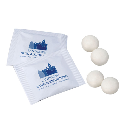 Papieren sachet met 2 Mentos mint of fruittabletten