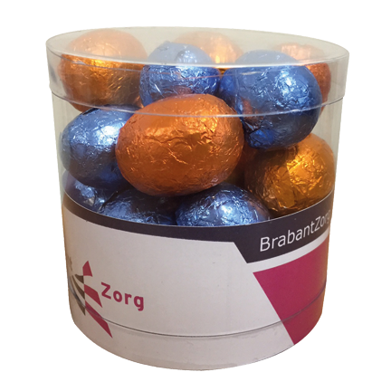 Kleine silo met paaseitjes